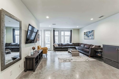 Trendy 3 BDR for 8, Heart of Nash! Near 5 Points