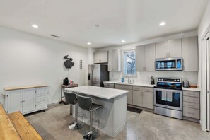 Fridge, microwave, oven, stovetop - Trendy 3 BDR for 8, Heart of Nash! Near 5 Points (Nashville)