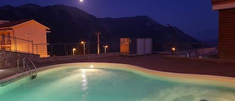 Chambre simple Confort, vue sur la piscine | 1 chambre, literie de qualité, couette en duvet