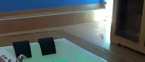 Espace de soins pour les couples, sauna, bain à remous, hammam