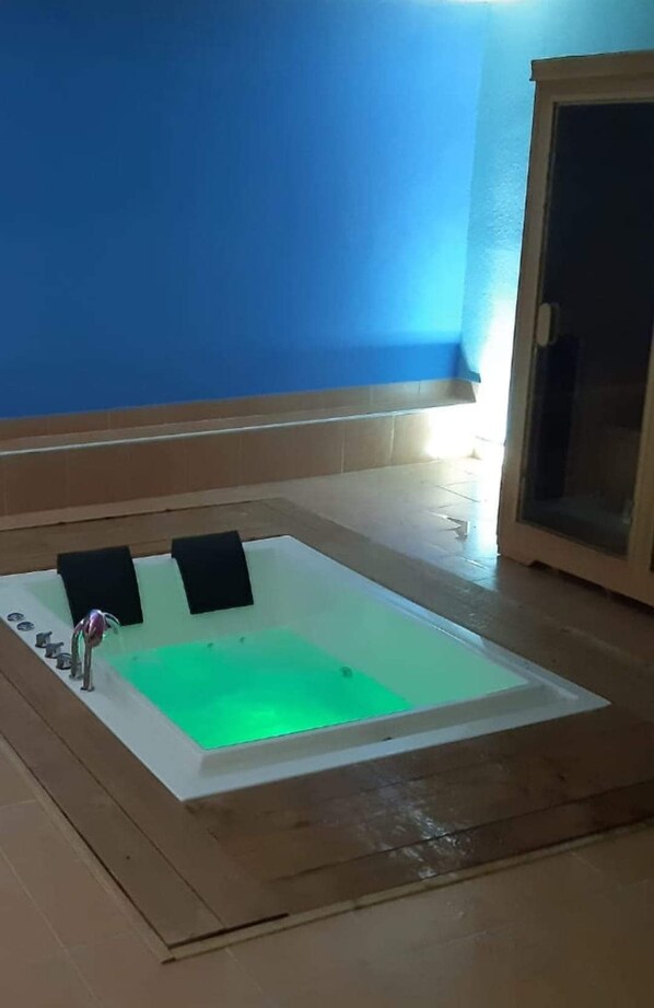 Couples treatment rooms, sauna, hot tub, Turkish bath, body treatments