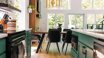 Geladeira, micro-ondas, fogão, cooktop