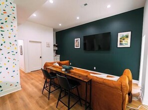 Televisión, chimenea, videojuegos y oficina 