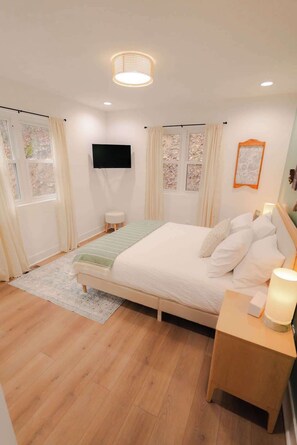 Tabla de planchar con plancha, cuna de viaje, wifi y ropa de cama 