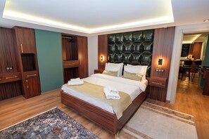 Minibar, decoración personalizada y escritorio 
