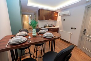 Phòng Suite Cao cấp, 2 phòng ngủ | Bếp riêng | Tủ lạnh, ấm điện, ghế cao cho trẻ em, khăn giấy 