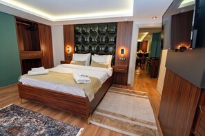 Suite Luxury, 2 camere da letto | Minibar, con stile personalizzato, una scrivania, postazione laptop
