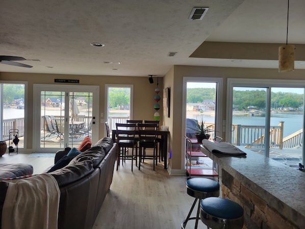 Smart TV, fireplace, DVD player, books - Spacious 3-bedroom Lake House property minutes away from Omaha (Bellevue)