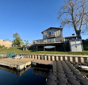 Exterior - Spacious 3-bedroom Lake House property minutes away from Omaha (Bellevue)