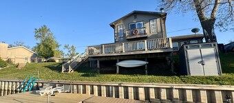 Spacious 3-bedroom Lake House property minutes away from Omaha