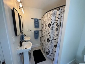 Douche, serviettes fournies, papier toilette