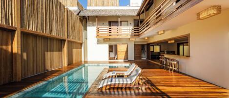 Una piscina al aire libre (de 09:00 a 21:00), tumbonas