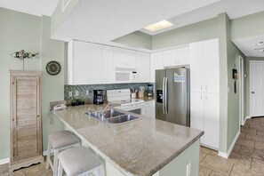 Geladeira, micro-ondas, fogão, cooktop
