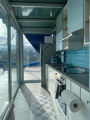 Mikrobølgeovn, ovn, kokeplater og oppvaskmaskin