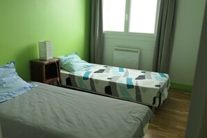 2 bedrooms, travel cot, WiFi, bed sheets