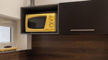 Réfrigérateur, micro-ondes, plaque de cuisson, cafetière/bouilloire