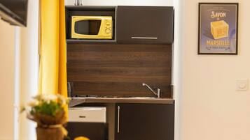 Réfrigérateur, micro-ondes, plaque de cuisson, cafetière/bouilloire