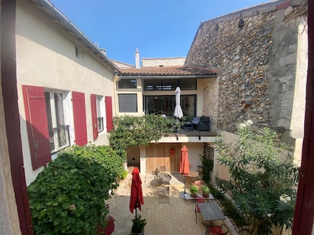 Outdoor dining. Studio Cosy Eyragues, Alpilles Near Saint-Rémy-de-Provence