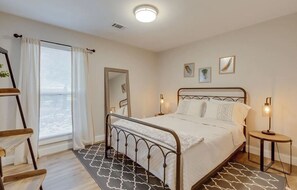 3 soverom, strykejern/-brett, wi-fi og sengetøy