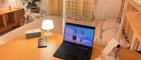 2 室のベッドルーム、デスク、WiFi、ベッドシーツ