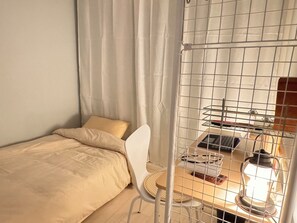 Desk, WiFi, bed sheets