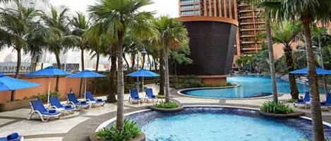 Een buitenzwembad en parasols bij het zwembad