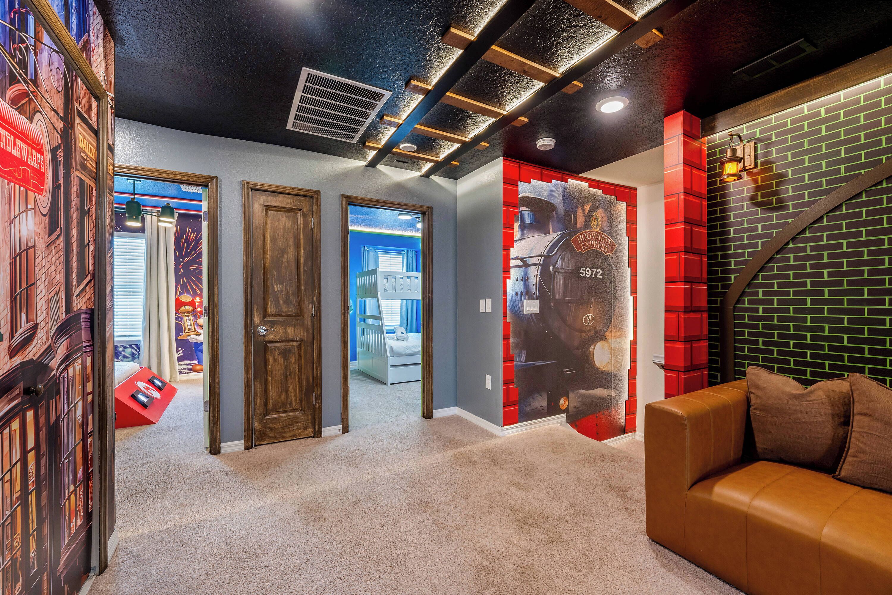 Un intérieur moderne avec une porte en bois, un mur en briques rouges et un canapé en cuir marron.