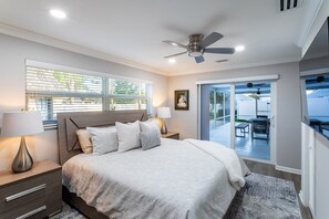 3 bedrooms, desk, iron/ironing board, travel crib