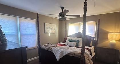 Charming 2-bedroom house in tranquil Clarendon with relaxing courtyard on 1 acre