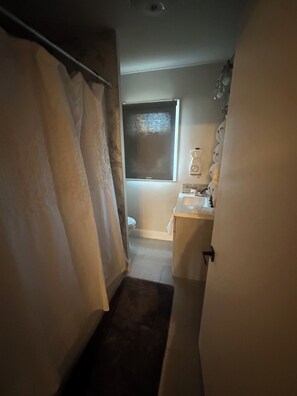 Een haardroger, handdoeken, zeep, toiletpapier