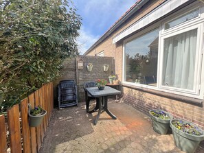 Outdoor dining - Charming vacation home for 4 people, close to beach, dunes and center.  (Egmond aan Zee)
