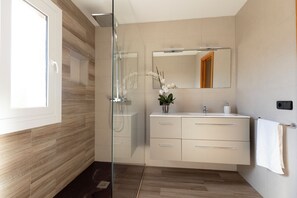 Dusche, Haartrockner, Bidet, Handtücher