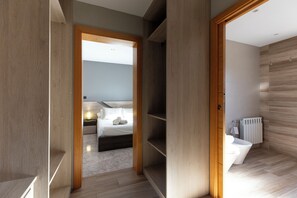 4 bedrooms, desk, iron/ironing board, travel crib