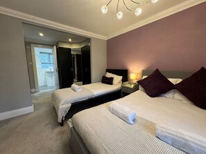 6 bedrooms, iron/ironing board, WiFi - Badgers House Long Stay Discounts Free Parking (Wroughton)