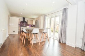 Dining - Badgers House Long Stay Discounts Free Parking (Wroughton)