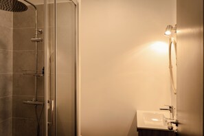 Serviettes fournies, savon, papier toilette