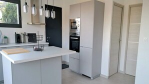 Kaffetrakter/tekoker, kjøleskap, mikrobølgeovn og ovn