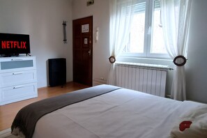 Ferros/tábuas de passar roupa, Wi-Fi de cortesia, roupa de cama