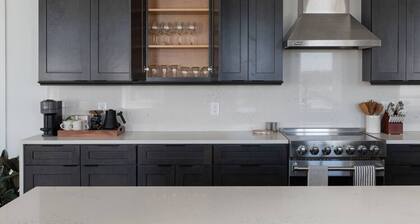 Historic Rooftop Steps to DT Shops & Dining Unit 5