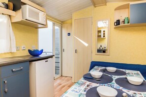 Fridge, microwave, stovetop, cookware/dishes/utensils