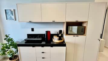 Apartamento presidencial | Cozinha privada | Micro-ondas, talheres/pratos/utensílios de cozinha