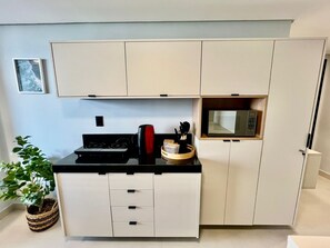 Appartamento Presidenziale | Cucina privata | Microonde, pentole/stoviglie/utensili