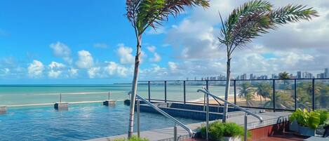 Una piscina al aire libre