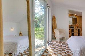 4 soverom, skrivebord, wi-fi (inkludert) og sengetøy