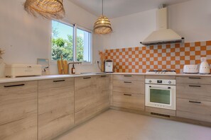 Kjøleskap, mikrobølgeovn, ovn og kokeplater