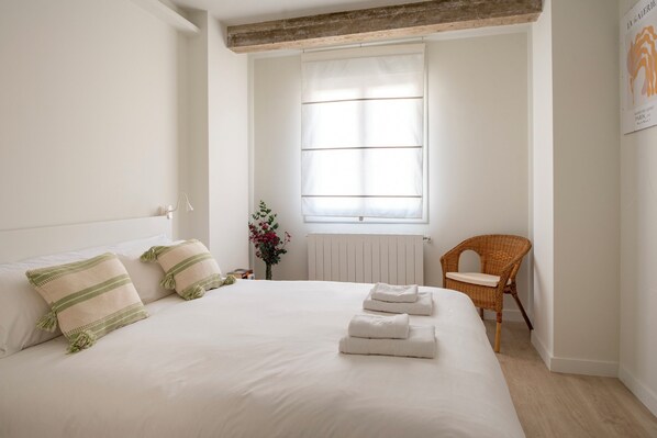 2 bedrooms, desk, iron/ironing board