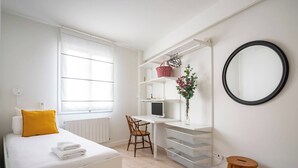 2 bedrooms, desk, iron/ironing board, internet - Apartamento Vargas 73. (Santander)