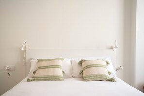 2 habitaciones, escritorio y tabla de planchar con plancha