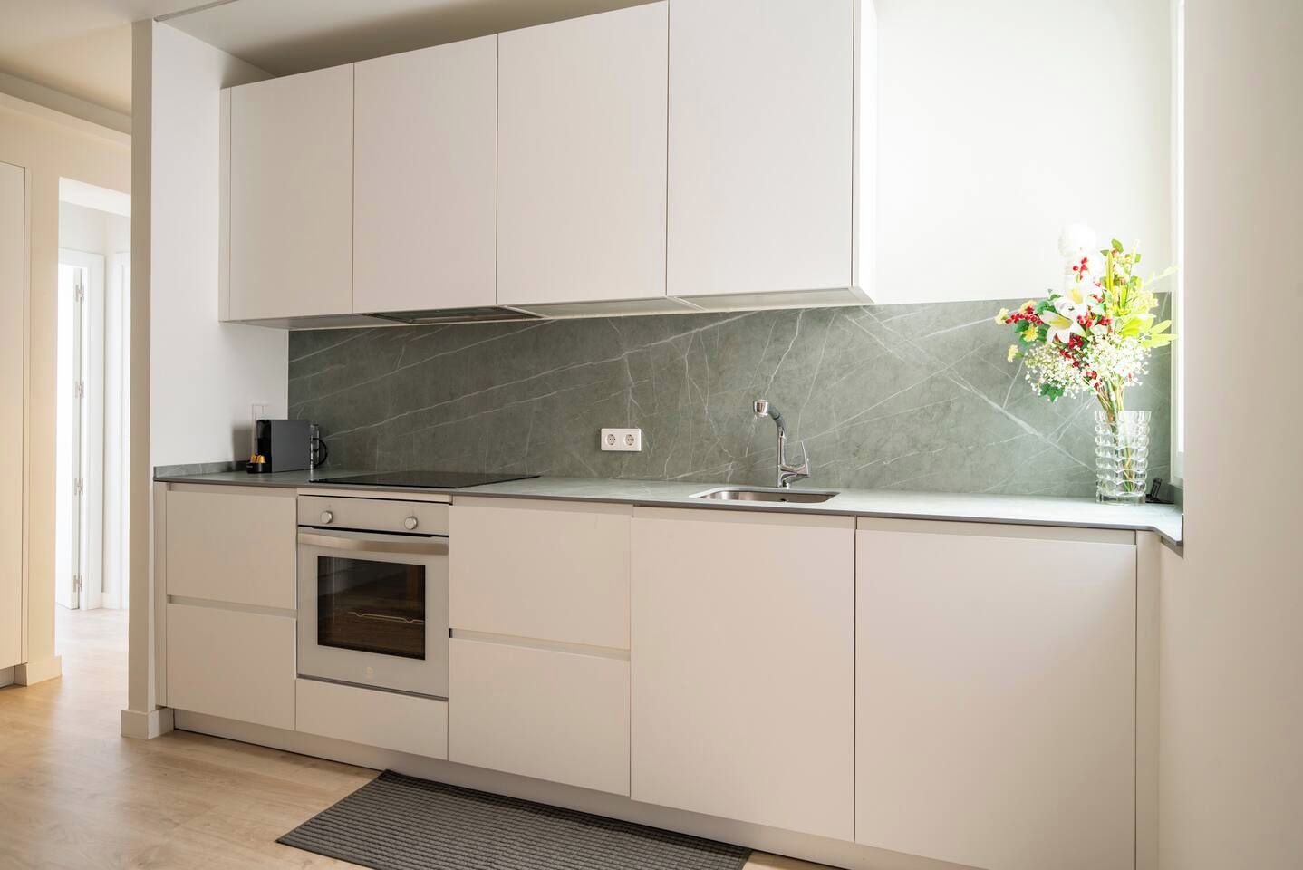 Coffee/tea maker, fridge, oven, stovetop