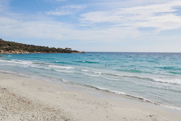 Di pantai dan pasir putih